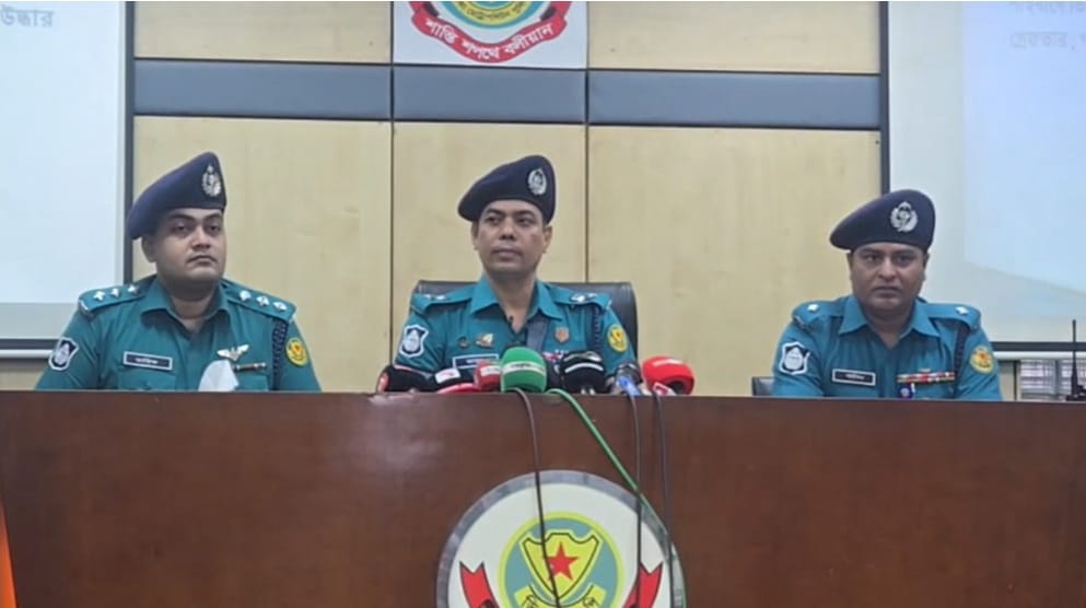 Seven posing as Police arrested for robbery