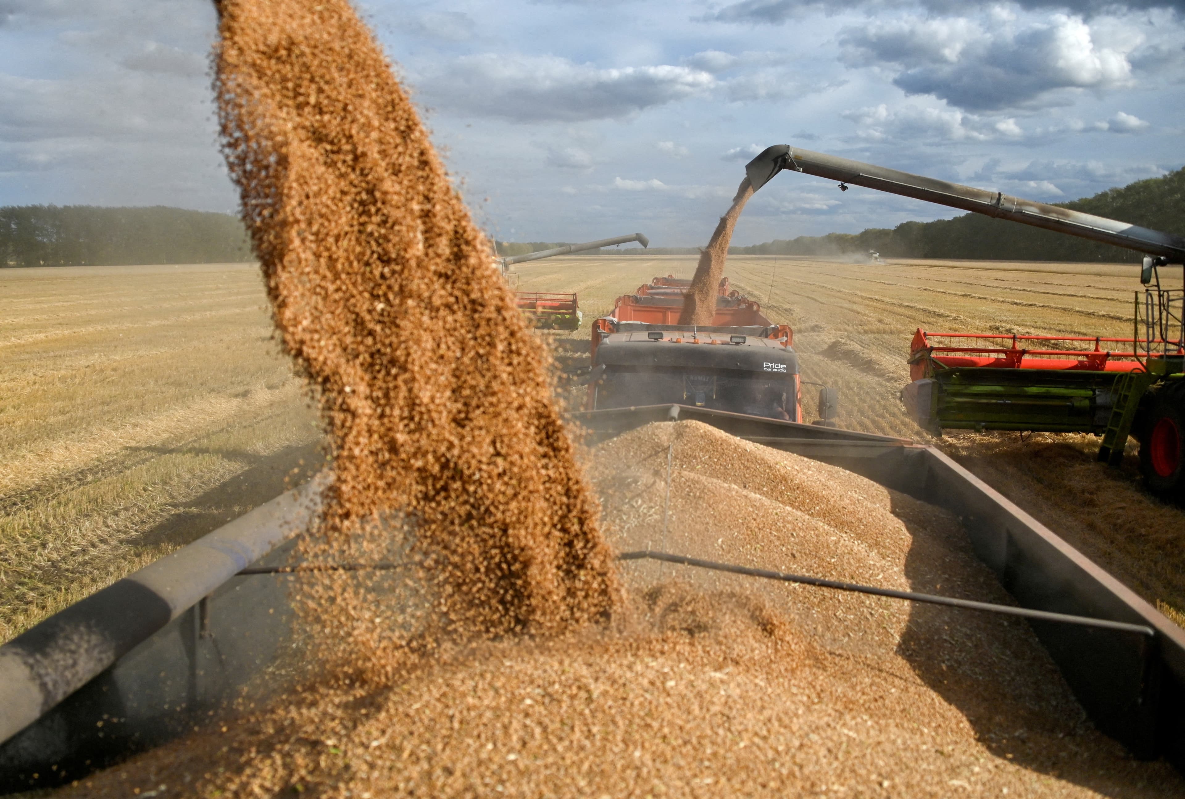 Russia discusses expanding bilateral trade and suggests exporting wheat to Bangladesh.